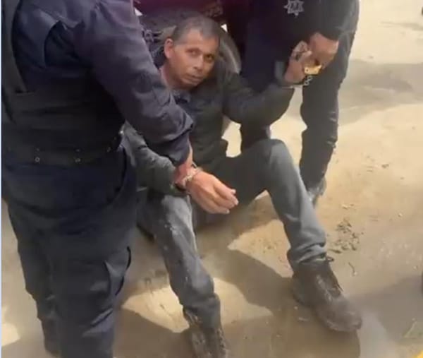¡POLICÍAS DE CHACALTIANGUIS GOLPEAN Y SOMETEN A CIUDADANO!