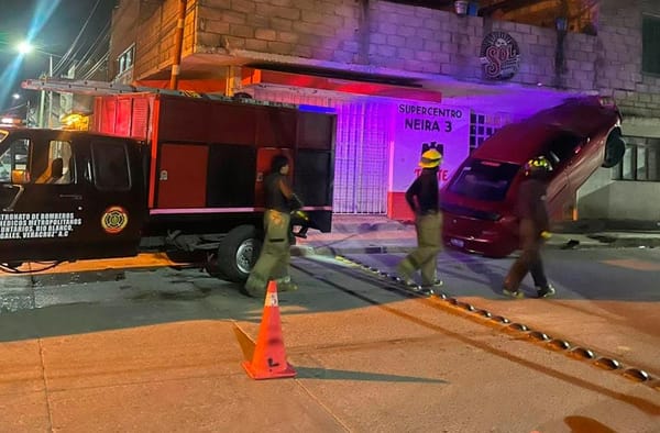 ¡VEHÍCULO TERMINA INCRUSTADO CONTRA POSTE Y FACHADA DE CASA!