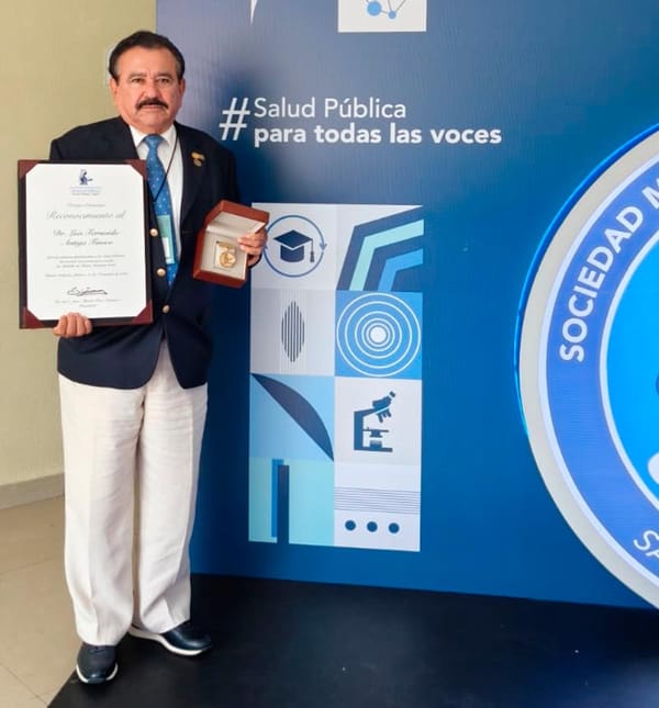 ¡LE DAN MEDALLA AL MÉRITO SANITARIO!