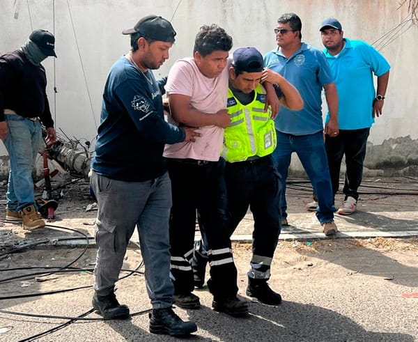 ¡SE QUIEBRA POSTE Y TRABAJADOR DE TOTAL PLAY SUFRE GRAVE CAÍDA!