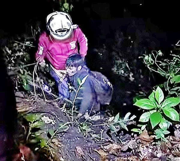 ¡CAYÓ AL FONDO DE BARRANCO CON TODO Y LA MOTOCICLETA!