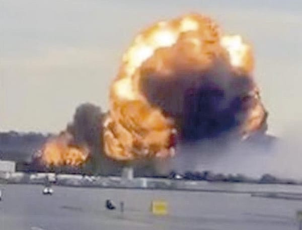¡SE ESTRELLA AVIÓN AL DESPEGAR EN AEROPUERTO DE KENTUCKY!