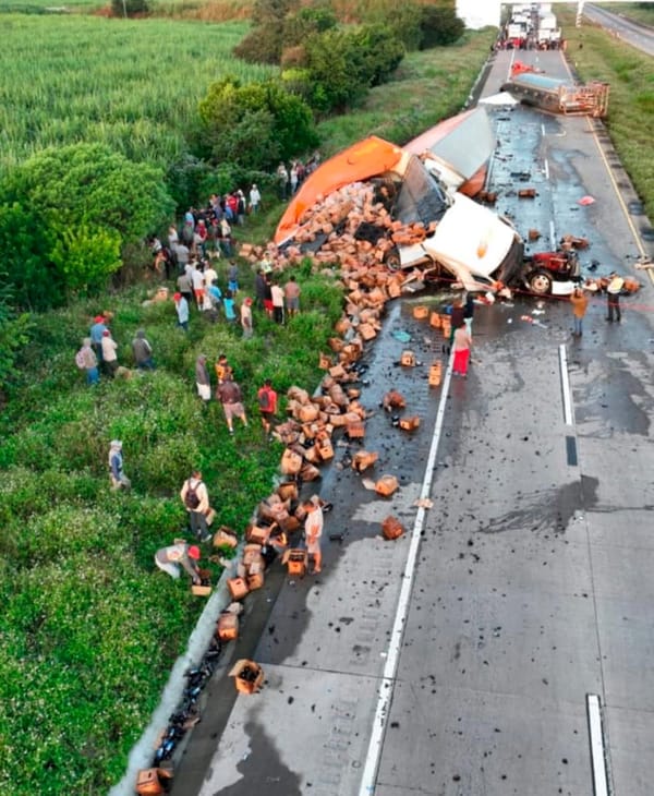¡MUERE TRAILERO EN CHOQUE DE TRACTOCAMIONES!