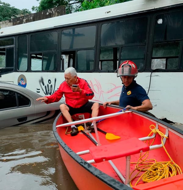 ¡RESCATAN A ESCRITOR Y POETA ATRAPADO EN SU AUTOMÓVIL!