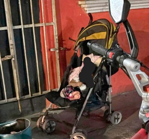 ¡DETIENEN A PAREJA POR DEJAR A SU BEBÉ AFUERA DE LA CANTINA!