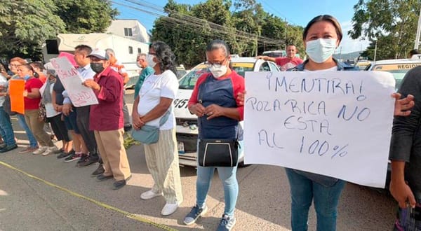 ¡Y TAMBIÉN EN POZA RICA! - * Vecinos bloquean bulevar por falta de limpieza tras la inundación