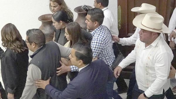 ¡ENCAPUCHADO INTENTA ENTRAR AL CONGRESO DE MICHOACÁN!