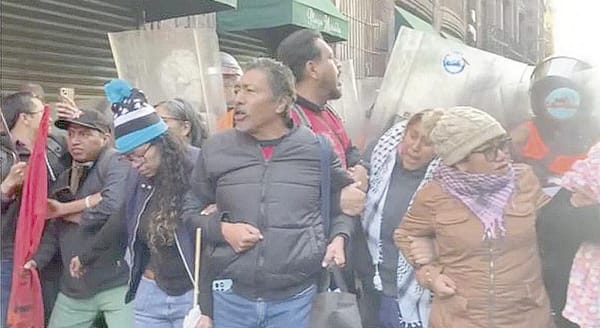 ¡LOS MAESTROS DE LA CNTE CERCAN PALACIO NACIONAL!