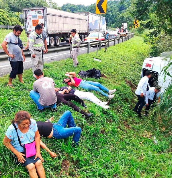 ¡SIETE HERIDOS AL VOLCAR CAMIONETA SPRINTER DE ADO!