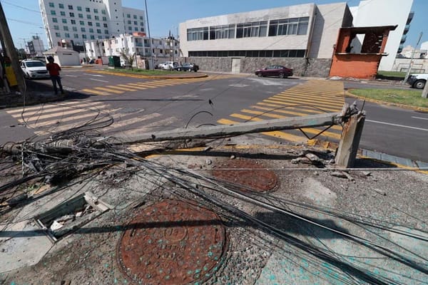 ¡AUTOBÚS DEJÓ SIN INTERNET Y LUZ A VECINOS DE COSTA VERDE!