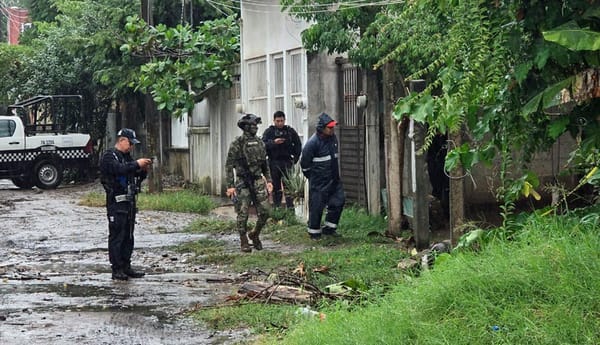 ¡ENCUENTRAN CUERPO DE UN HOMBRE ATORADO BAJO UN PUENTE PEATONAL!