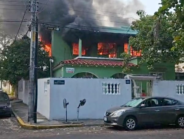 ¡SALVAN A TRES PERRITOS DE VIVIENDA EN LLAMAS!
