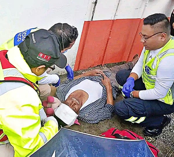 ¡REPARTIDOR DE GAS SE ROMPE LA CABEZA AL CAER DE LA ESCALERA!