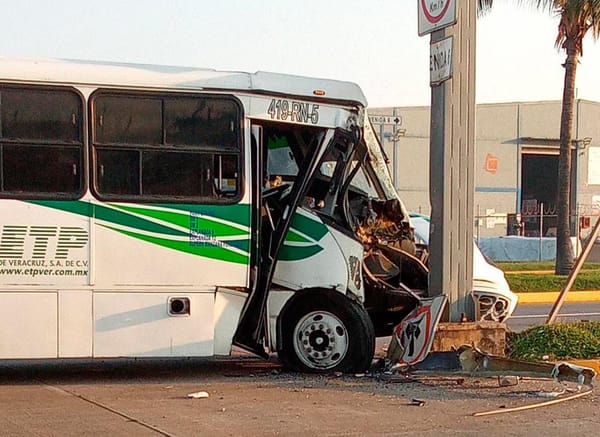 ¡CAMIÓN ETP SE IMPACTÓ CONTRA POSTE EN EL RECINTO PORTUARIO!