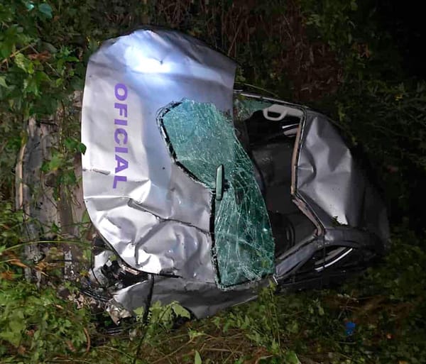 ¡CAMIONETA DEL AYUNTAMIENTO DE MIXTLA DE ALTAMIRANO CAYÓ A UN BARRANCO!