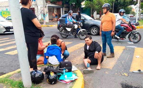¡PADRE E HIJO SALEN VOLANDO DE LA MOTO!