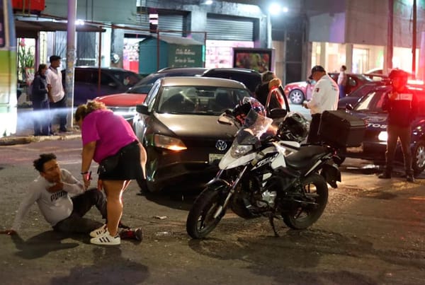 ¡AUTOMOVILISTA ARROLLÓ A MATRIMONIO EN LA AVENIDA CUAUHTÉMOC!