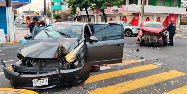 ¡SE DESBARATAN UN AUTO Y TAXI POR ENCONTRONAZO!