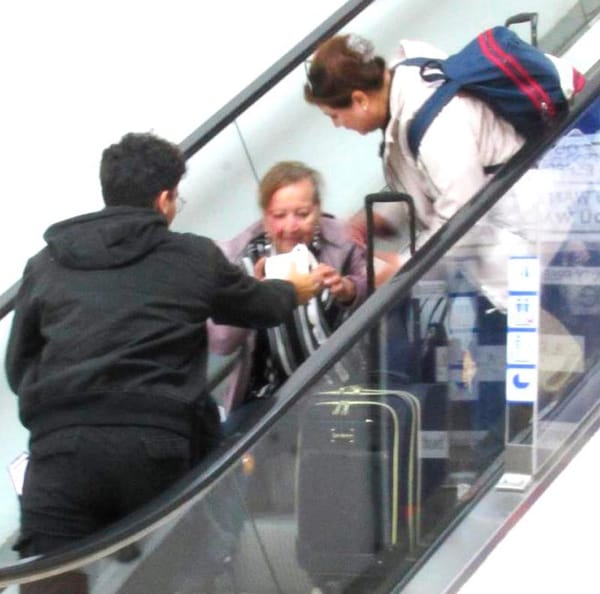¡PASAJERA HERIDA AL CAER EN LA ESCALERA ELÉCTRICA DEL AEROPUERTO!