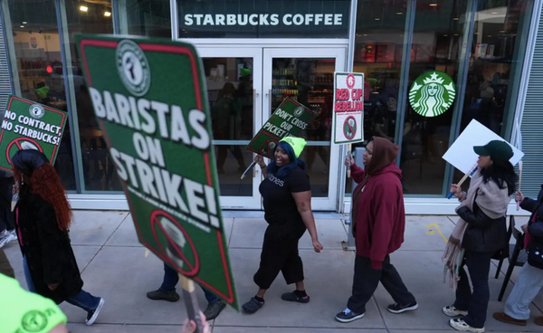 ¡MILES DE TRABAJADORES DE STARBUCKS INICIAN HUELGA EN CONCURRIDO DÍA DEL VASO ROJO!