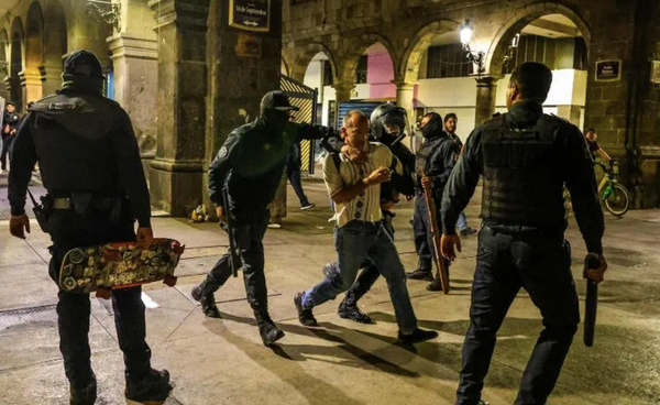 ¡FAMILIARES DE 47 DETENIDOS DURANTE PROTESTAS EN GUADALAJARA DENUNCIAN DETENCIONES ARBITRARIAS!