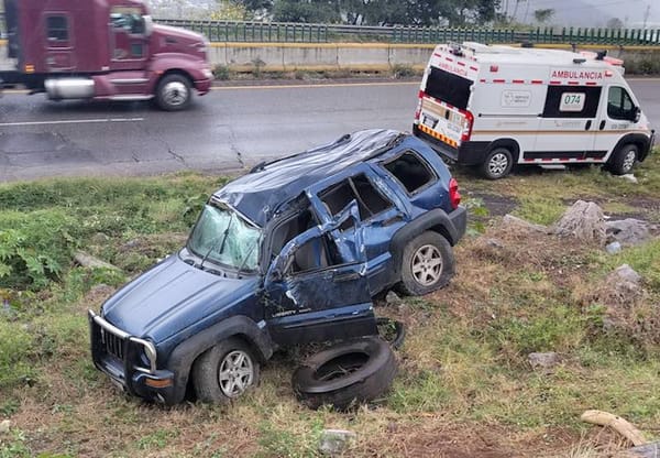 ¡TRABAJADOR DE PEMEX VOLCÓ EN SU CAMIONETÓN!