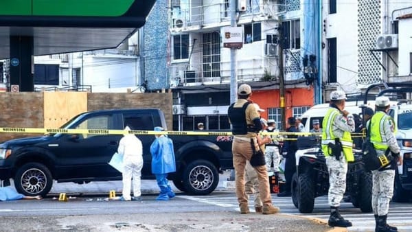 ¡EN PLENO PUENTE, DOS TURISTAS SON BALEADOS EN LA COSTERA DE ACAPULCO; UNO MURIÓ!