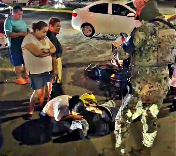 ¡CAMIONETA IMPACTA A MOTOCICLISTA FRENTE A PLAZA LAGUNA!