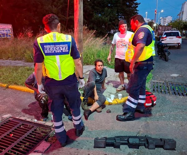 ¡CAMIONETA SE PASA EL ROJO Y EMBISTIÓ A DOS OBREROS EN MOTO!