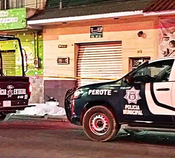¡LOCALIZAN CADÁVER DE UN HOMBRE EN LA BANQUETA!