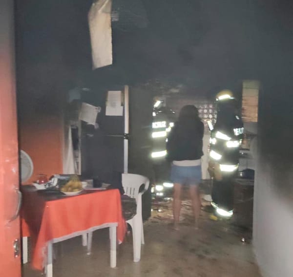 ¡SALEN CHISPAS DE LA LAVADORA Y SE INCENDIA CASA!