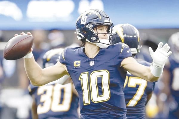 ¡JUSTIN HERBERT, A CIRUGÍA POR FRACTURA EN MANO IZQUIERDA!