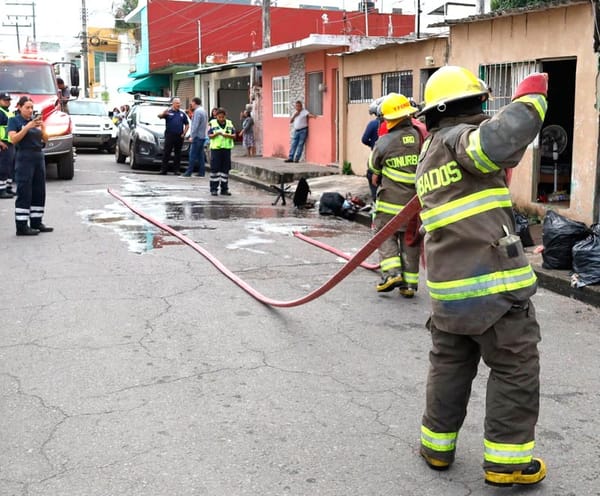¡SE PRENDE CASA EN LA COLONIA ADALBERTO TEJEDA!