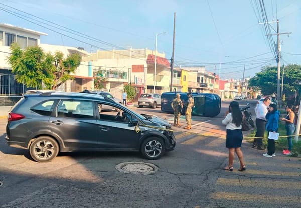 ¡CHOQUE Y VOLCADURA EN LA COLONIA IGNACIO ZARAGOZA!