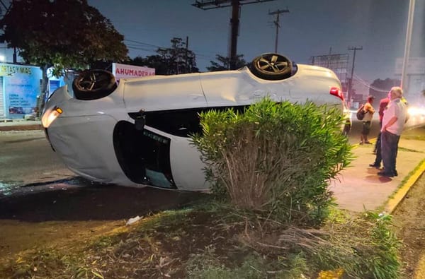 ¡VOLCÓ UN JETTA EN LA CARRETERA VERACRUZ-XALAPA!
