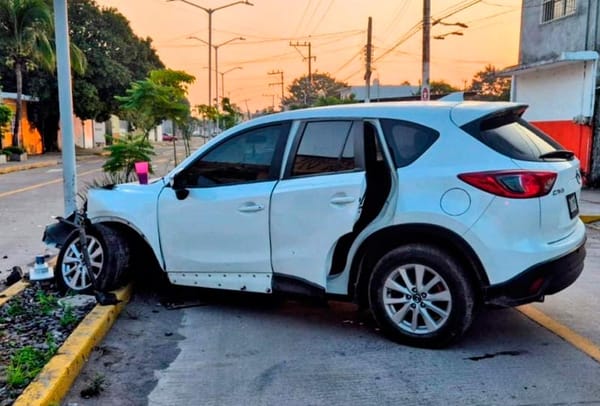 ¡CONDUCTOR BORRACHÍN CHOCA CONTRA LUMINARIA EN LA DOS CAMINOS!