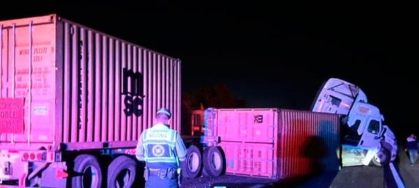 ¡VOLCÓ TRACTOCAMIÓN EN LA CARRETERA VERACRUZ-XALAPA!