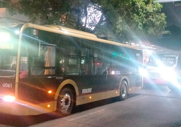 ¡QUEDA BOTADO ULÚA Y CAUSA CAOS VIAL EN DÍAZ MIRÓN!