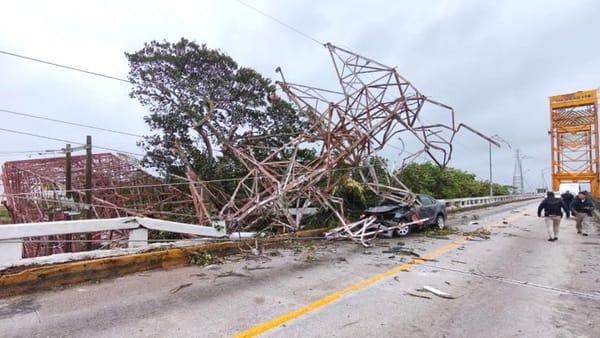 ¡SE DESPLOMÓ TORRE DE CFE EN COATZACOALCOS!