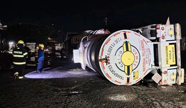 ¡PÁNICO EN LA COLONIA POR PIPA VOLCADA CARGADA CON GASOLINA!