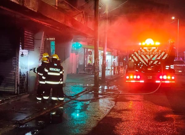 ¡SE CHAMUSCÓ LOCAL DE CINTURONES FRENTE AL MERCADO HIDALGO!