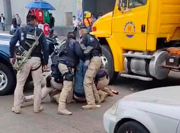 ¡SIETE POLICÍAS GOLPEAN, PATEAN Y ROCÍAN GAS PIMIENTA CONTRA TRAILERO!