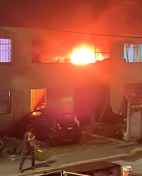 ¡QUEMAN VIVIENDA EN ATAQUE CON OBJETOS INCENDIARIOS!