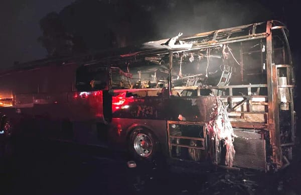 ¡AUTOBÚS TURÍSTICO SE CHAMUSCÓ EN LA AUTOPISTA!