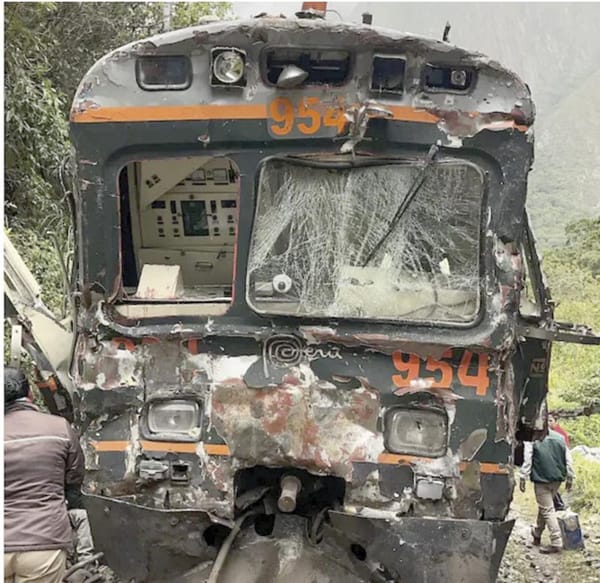 ¡CHOCAN 2 TRENES EN RUTA A MACHU PICCHU! - 30 HERIDOS Y UN MUERTO