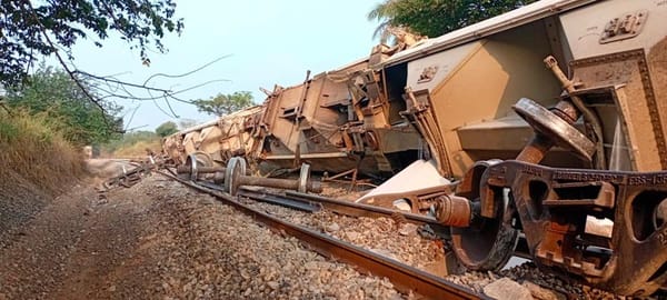 ¡DESCARRILÓ TREN CON 3 FURGONES CARGADOS CON CLORO!