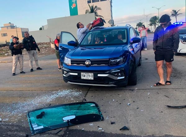 ¡CINCO LESIONADOS EN CHOQUE Y VOLCADURA DE TAXI!