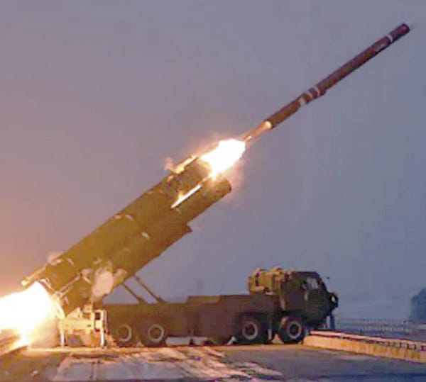 ¡COREA DEL NORTE EXHIBE LANZAMISILES MÚLTIPLE; KIM JONG-UN ADVIERTE DE UN PODER PARA "ANIQUILAR AL ENEMIGO"!