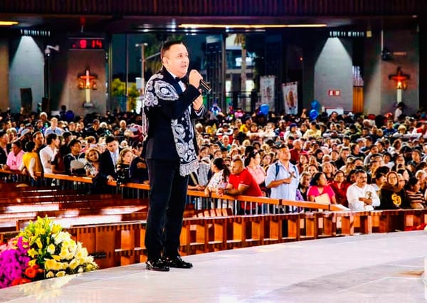 ¡LE CANTA A LA VIRGEN EN LA BASÍLICA! - *El veracruzano Edd Arias