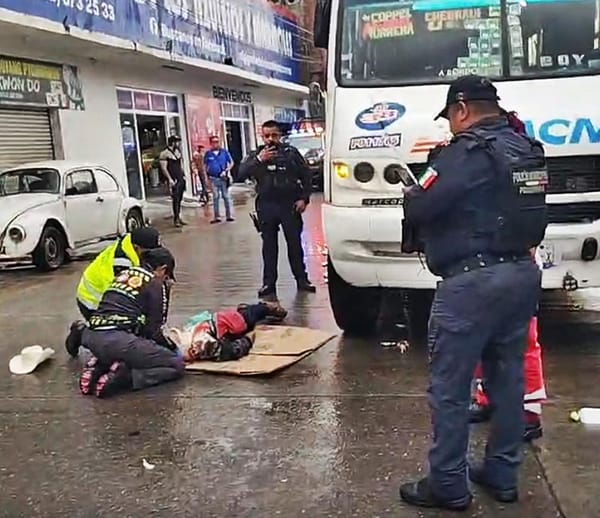 ¡MURIÓ EN URGENCIAS ABUELITO ATROPELLADO POR MICROBÚS!